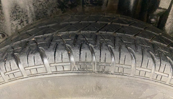2013 Maruti Swift VXI, Petrol, Manual, 36,500 km, Left Rear Tyre Tread