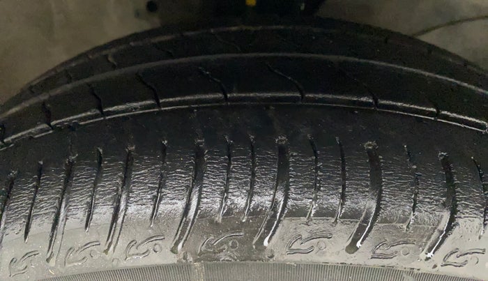 2014 Honda Brio S MT, Petrol, Manual, 64,445 km, Right Front Tyre Tread