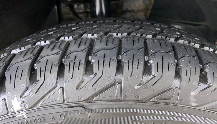 2019 Mahindra XUV500 W9, Diesel, Manual, 95,162 km, Right Front Tyre Tread