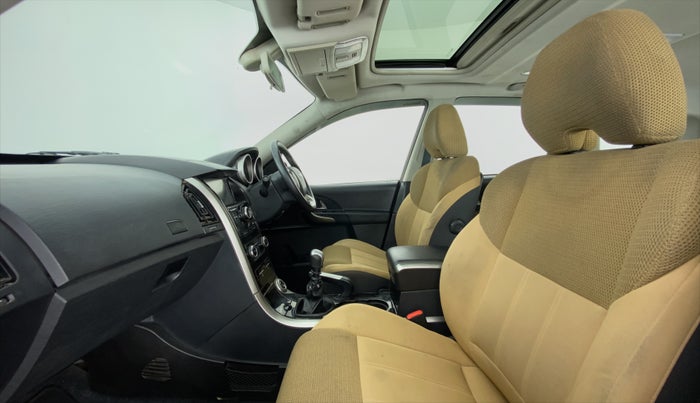 2019 Mahindra XUV500 W9, Diesel, Manual, 95,162 km, Right Side Front Door Cabin