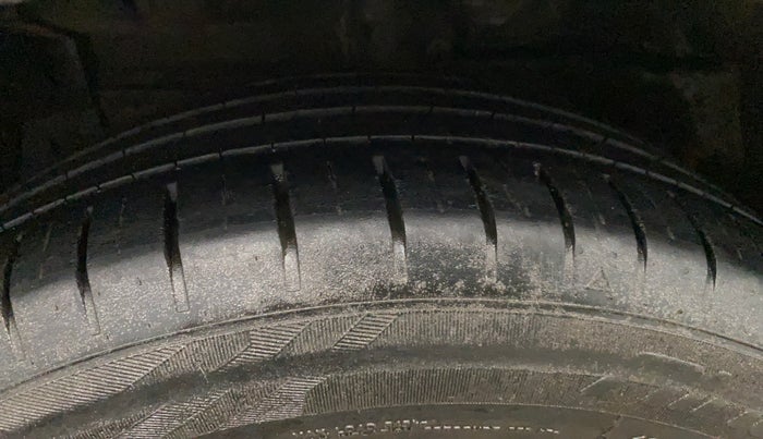 2021 Maruti Ciaz ALPHA  AT 1.5 SHVS PETROL, Petrol, Automatic, 1,43,468 km, Left Front Tyre Tread