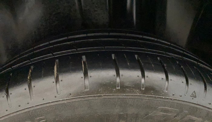 2021 Maruti Ciaz ALPHA  AT 1.5 SHVS PETROL, Petrol, Automatic, 1,43,468 km, Left Rear Tyre Tread