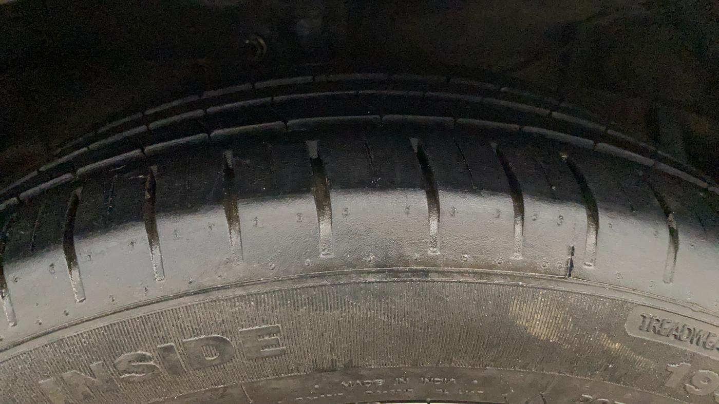 2021 Maruti Ciaz ALPHA  AT 1.5 SHVS PETROL, Petrol, Automatic, 1,43,468 km, Right Front Tyre Tread