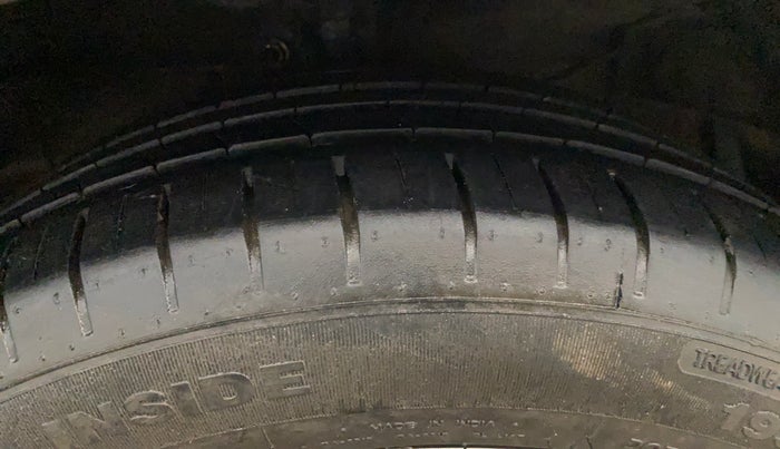 2021 Maruti Ciaz ALPHA  AT 1.5 SHVS PETROL, Petrol, Automatic, 1,43,468 km, Right Front Tyre Tread