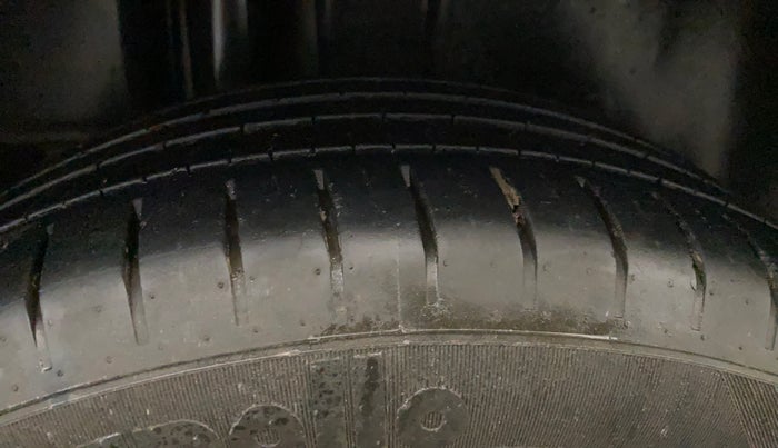 2021 Maruti Ciaz ALPHA  AT 1.5 SHVS PETROL, Petrol, Automatic, 1,43,468 km, Right Rear Tyre Tread