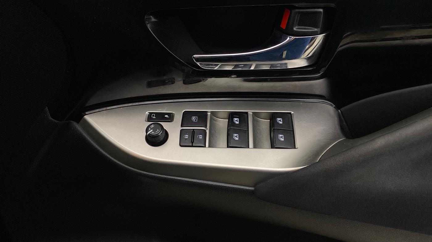 2019 Toyota Innova Crysta 2.4 VX 8 STR, Diesel, Manual, 80,404 km, Driver Side Door Panels Control