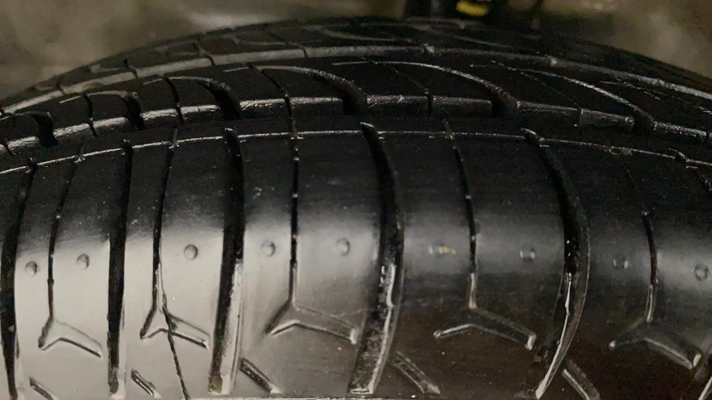 2011 Maruti Wagon R 1.0 LXI, Petrol, Manual, 85,813 km, Left Front Tyre Tread