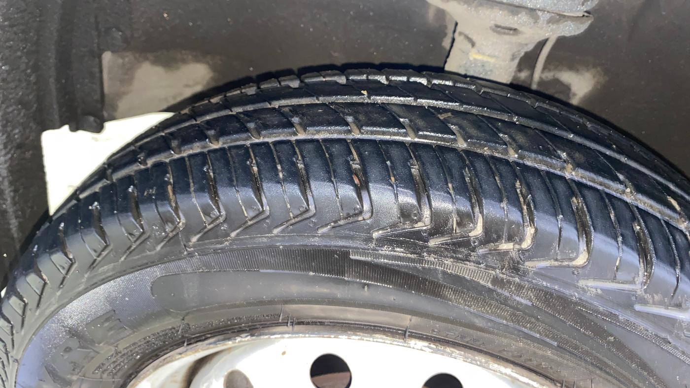 2014 Maruti Wagon R 1.0 LXI CNG, CNG, Manual, 1,00,886 km, Left Front Tyre Tread