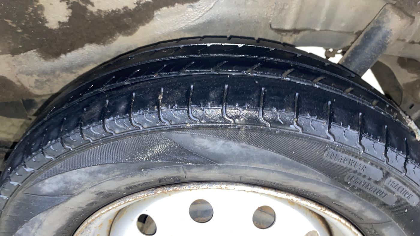2014 Maruti Wagon R 1.0 LXI CNG, CNG, Manual, 1,00,886 km, Left Rear Tyre Tread