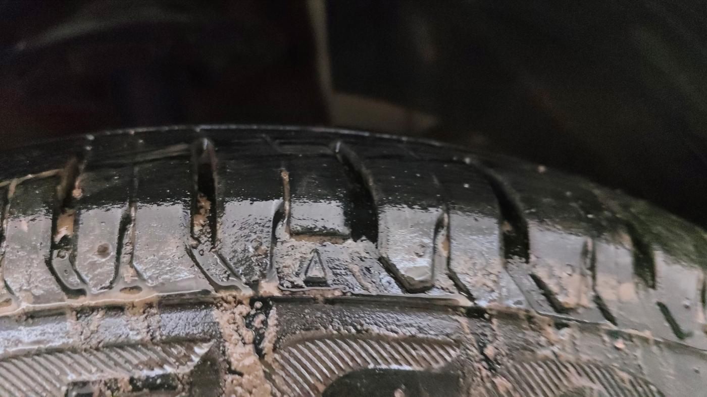 2024 Maruti Ertiga ZXI (O) CNG, CNG, Manual, 27,870 km, Right Front Tyre Tread