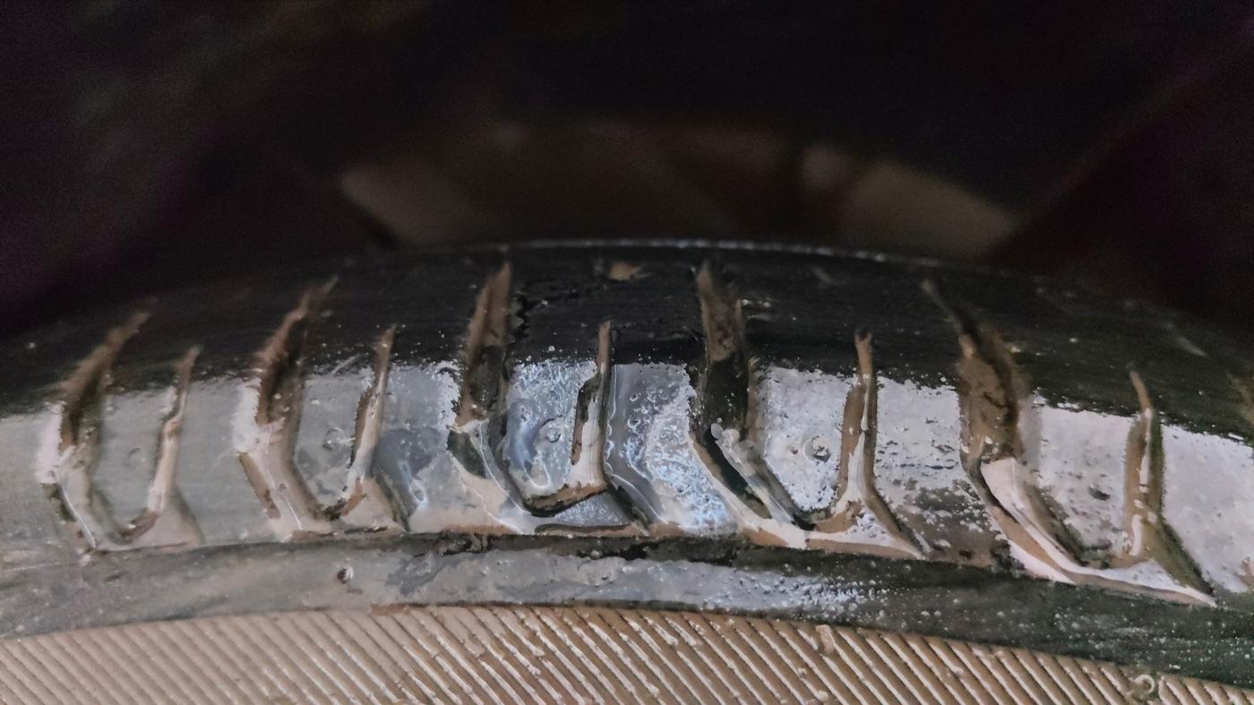 2024 Maruti Ertiga ZXI (O) CNG, CNG, Manual, 27,870 km, Left Front Tyre Tread