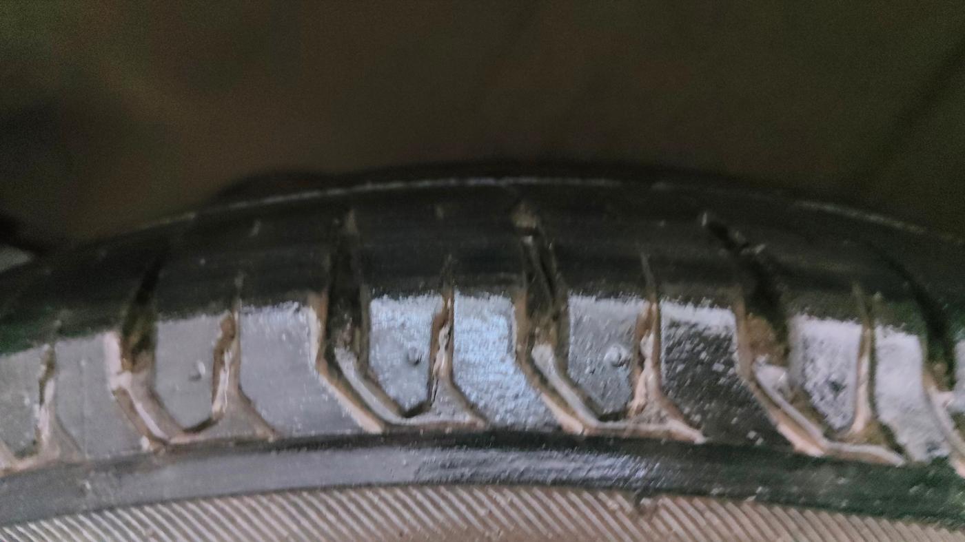 2024 Maruti Ertiga ZXI (O) CNG, CNG, Manual, 27,870 km, Left Rear Tyre Tread