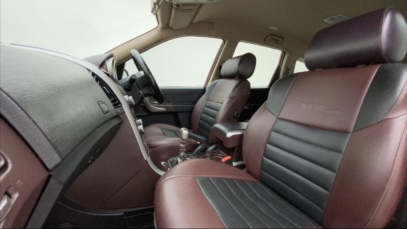 2015 Mahindra XUV500 W6, Diesel, Manual, 86,773 km, Right Side Front Door Cabin