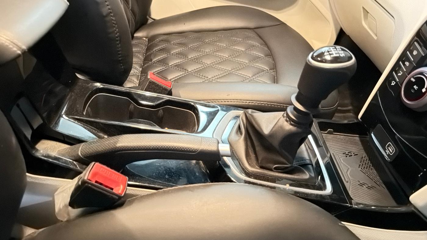 2025 Mahindra XUV 3XO MX3 Pro 1.2 L TCMPFi, Petrol, Manual, 5,280 km, Gear Lever