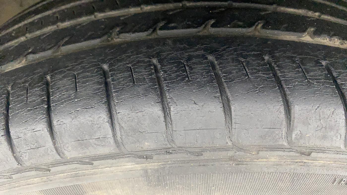 2016 Hyundai Creta  SX 1.6 Petrol , Petrol, Manual, 31,439 km, Left Front Tyre Tread