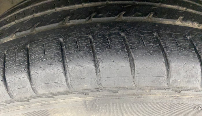 2016 Hyundai Creta  SX 1.6 Petrol , Petrol, Manual, 31,439 km, Left Front Tyre Tread