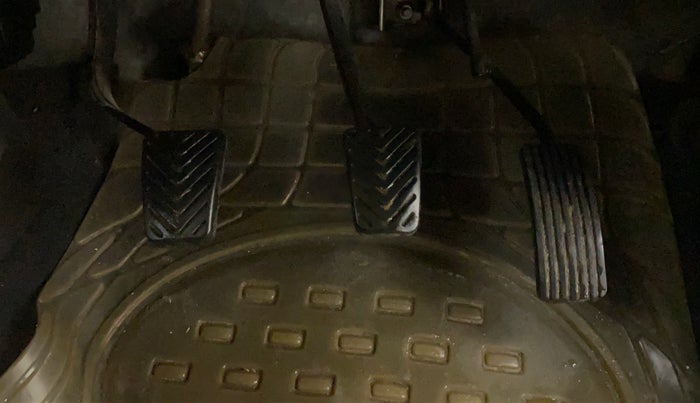 2016 Hyundai Eon ERA +, Petrol, Manual, 80,930 km, Pedals