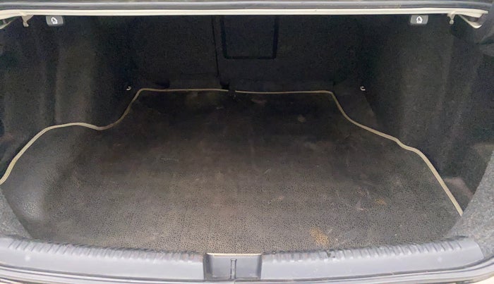 2012 Volkswagen Jetta COMFORTLINE TDI, Diesel, Manual, 1,17,927 km, Boot Inside