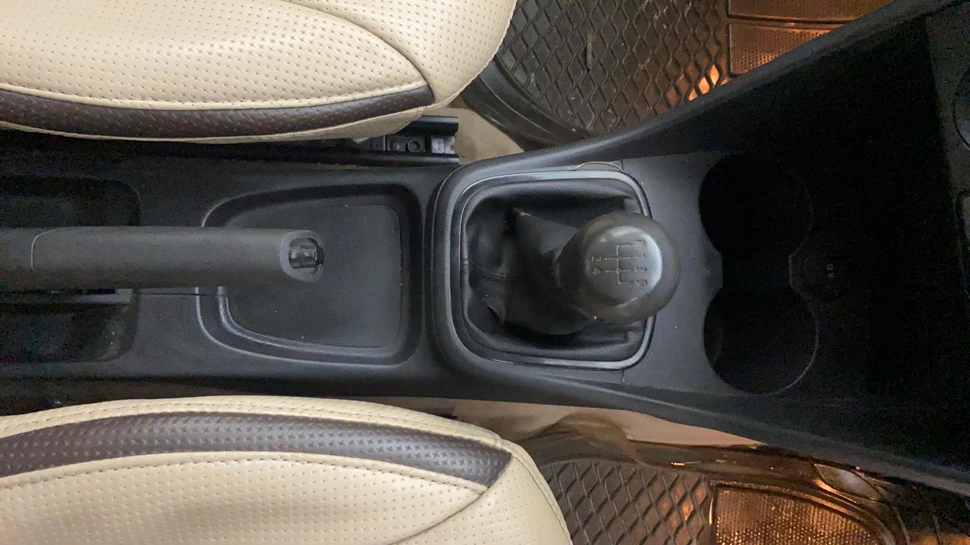 2016 Volkswagen Ameo COMFORTLINE 1.2L, Petrol, Manual, 76,309 km, Gear Lever