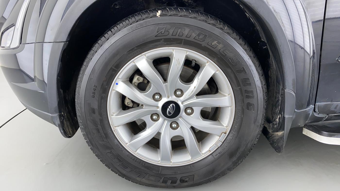 2021 Mahindra XUV500 W9 AT, Diesel, Automatic, 22,138 km, Left Front Wheel