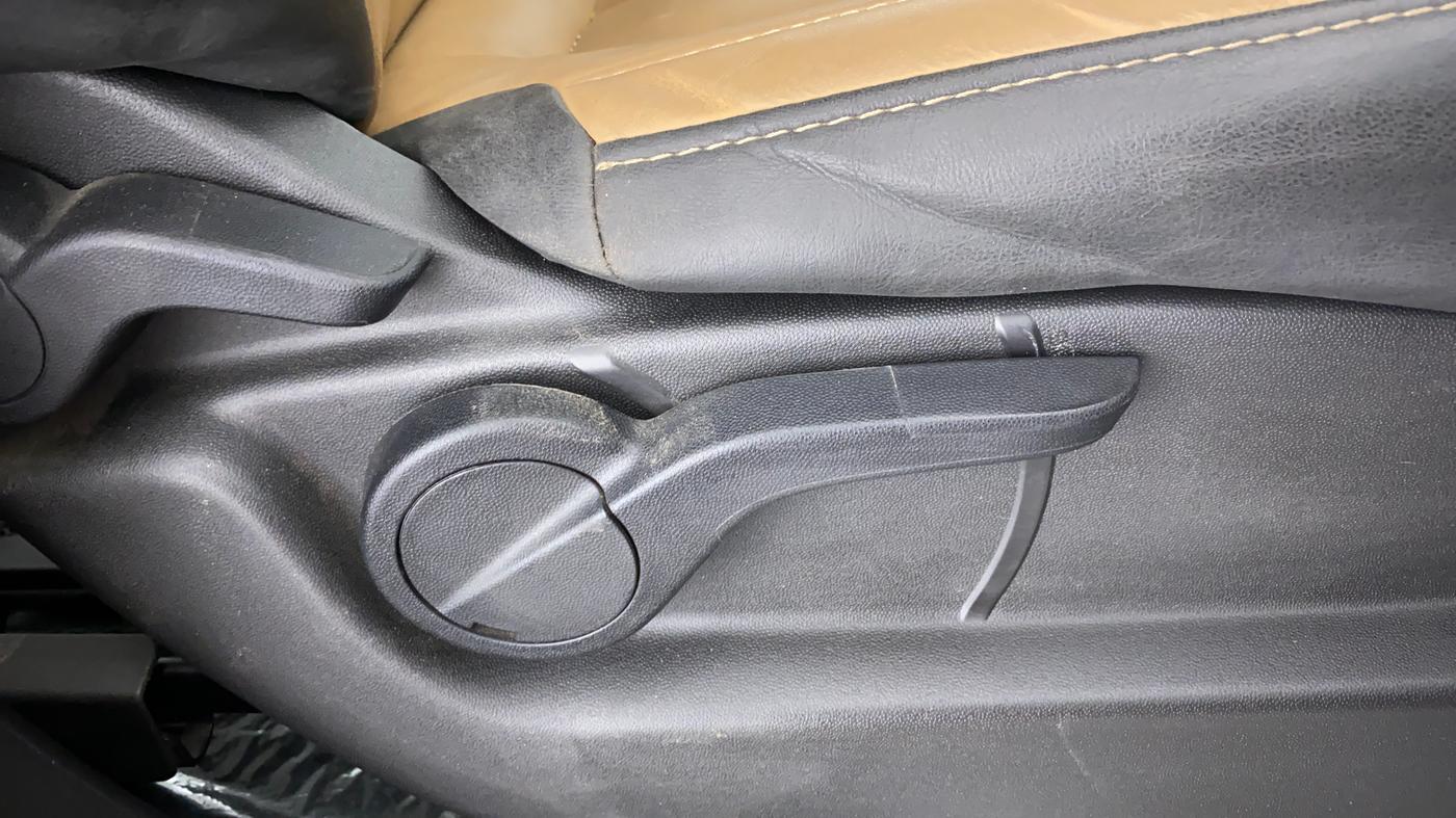 2021 Mahindra XUV500 W9 AT, Diesel, Automatic, 22,138 km, Driver Side Adjustment Panel