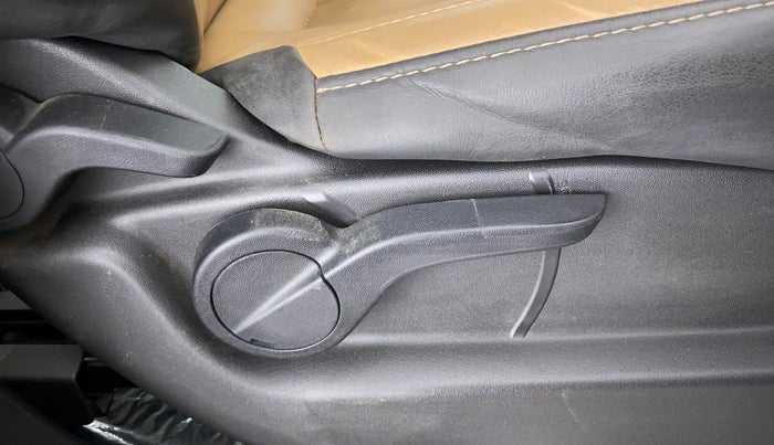 2021 Mahindra XUV500 W9 AT, Diesel, Automatic, 22,138 km, Driver Side Adjustment Panel