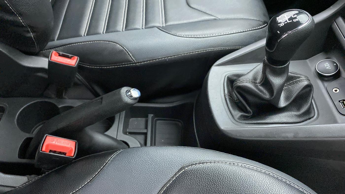 2019 Ford New Figo TITANIUM 1.2 PETROL MT, Petrol, Manual, 19,686 km, Gear Lever