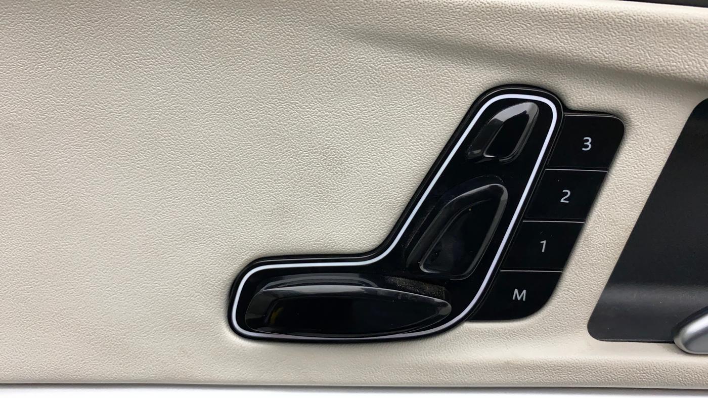2022 Mahindra XUV700 AX 7 P MT 7 STR, Petrol, Manual, 18,849 km, Electrically Adjustable Driver's Seat