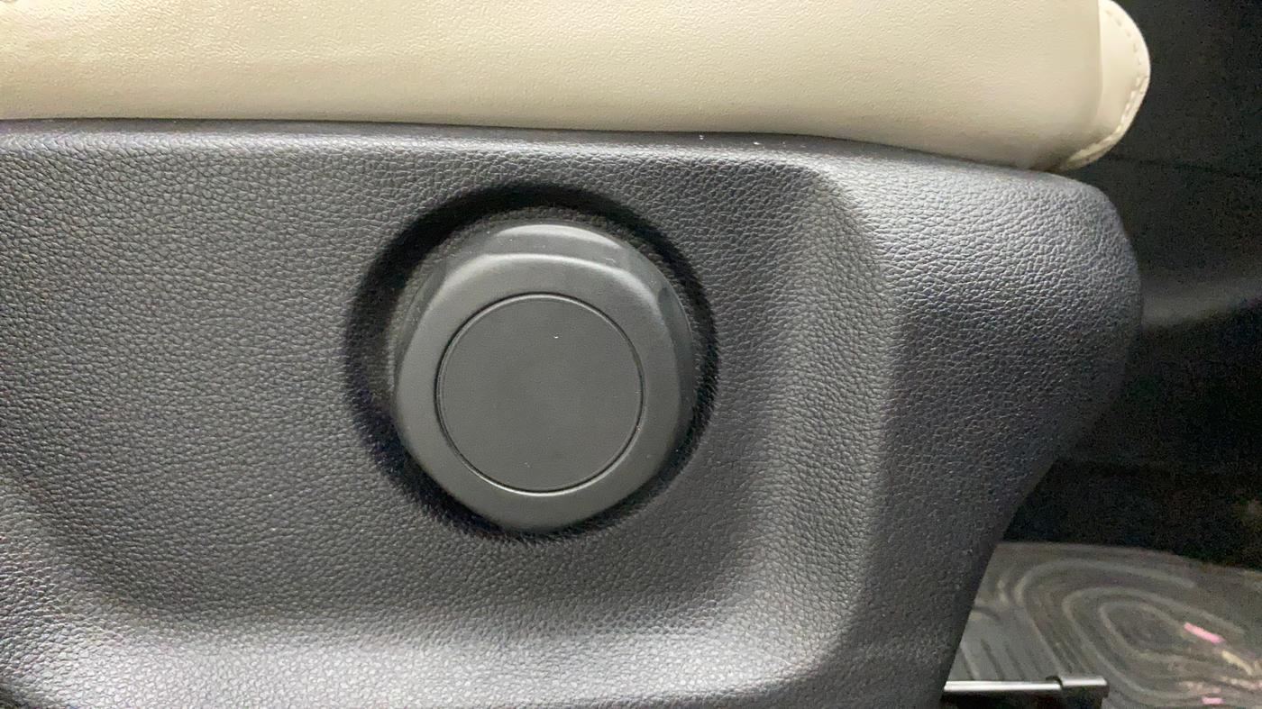 2022 Mahindra XUV700 AX 7 P MT 7 STR, Petrol, Manual, 18,849 km, Driver Side Adjustment Panel