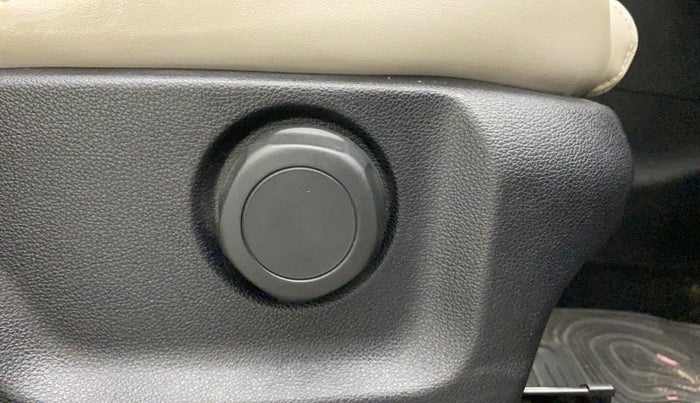 2022 Mahindra XUV700 AX 7 P MT 7 STR, Petrol, Manual, 18,849 km, Driver Side Adjustment Panel