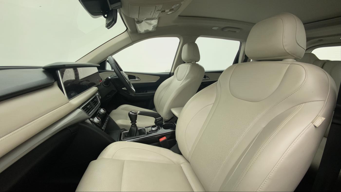 2022 Mahindra XUV700 AX 7 P MT 7 STR, Petrol, Manual, 18,849 km, Right Side Front Door Cabin