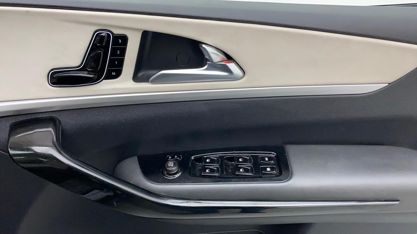 2022 Mahindra XUV700 AX 7 P MT 7 STR, Petrol, Manual, 18,849 km, Driver Side Door Panels Control