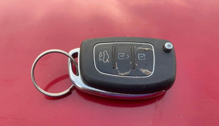2015 Hyundai Xcent S (O) 1.2, Petrol, Manual, 1,07,085 km, Key Close Up