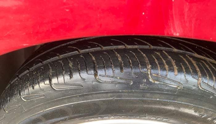 2015 Hyundai Xcent S (O) 1.2, Petrol, Manual, 1,07,085 km, Left Front Tyre Tread