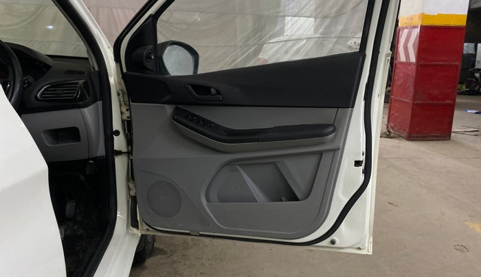 2023 Tata Tiago XT CNG, CNG, Manual, 33,179 km, Driver Side Door Panels Control