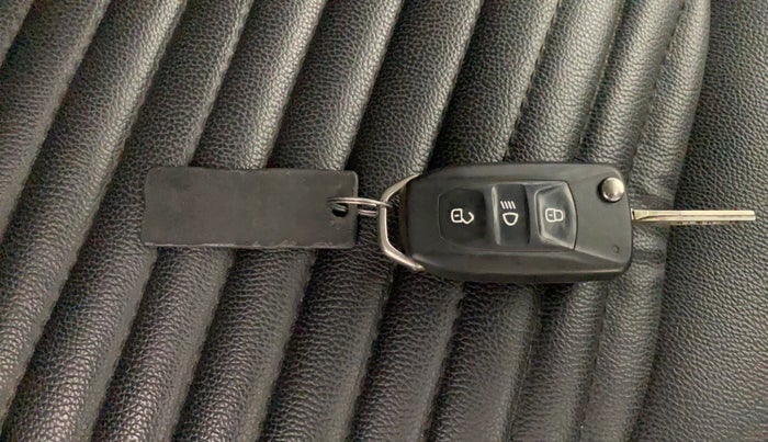 2018 Tata NEXON XT PETROL, Petrol, Manual, 19,070 km, Key Close Up