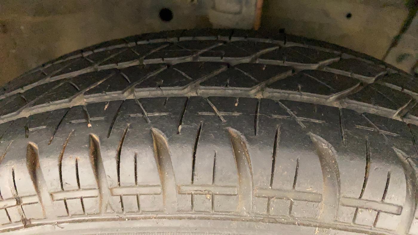 2014 Maruti Swift VXI, Petrol, Manual, 26,142 km, Right Front Tyre Tread