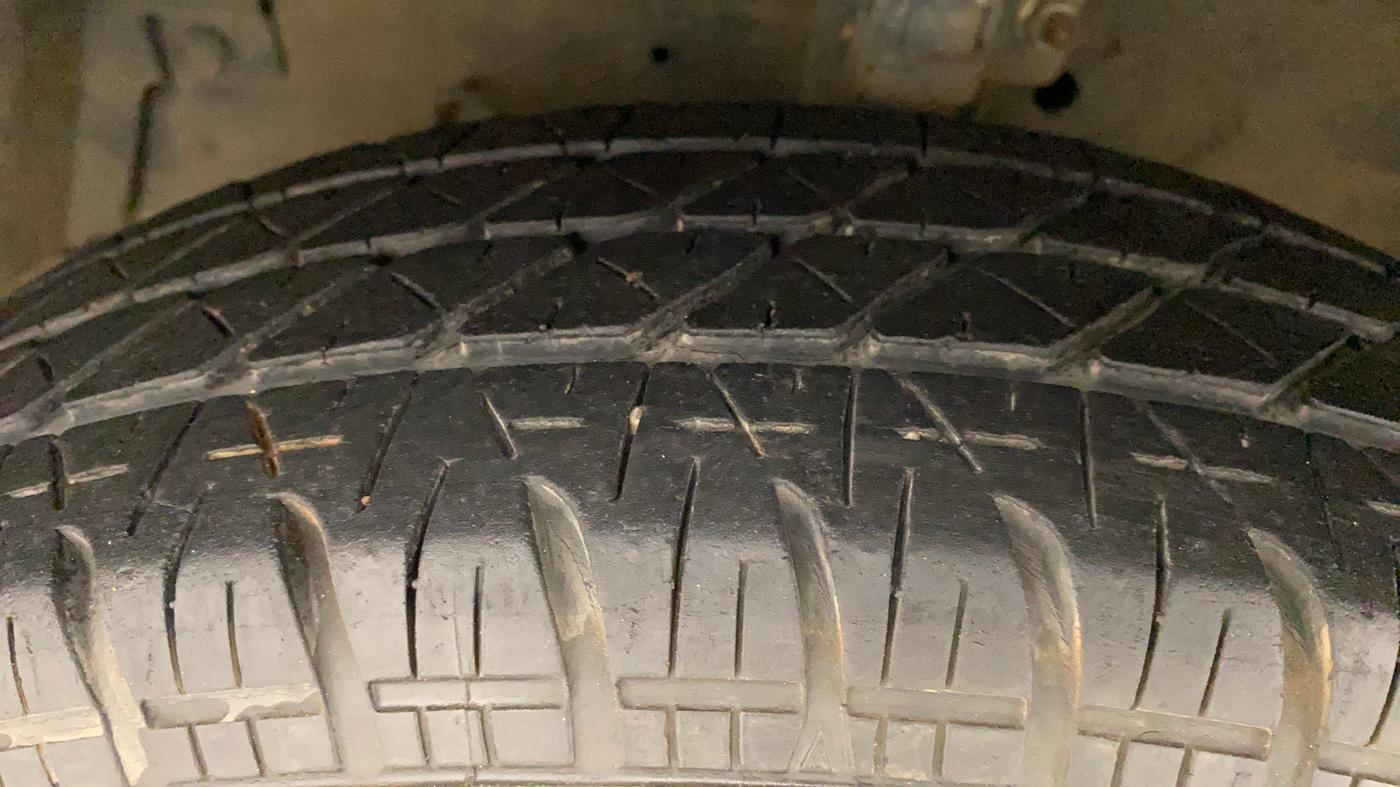 2014 Maruti Swift VXI, Petrol, Manual, 26,142 km, Left Front Tyre Tread