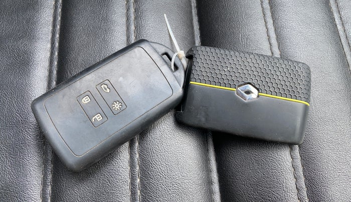 2020 Renault TRIBER RXZ AMT, Petrol, Automatic, 71,033 km, Key Close Up