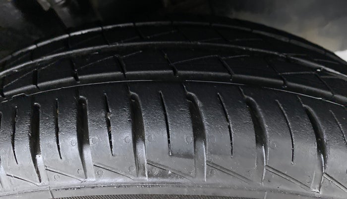 2021 Renault Kwid 1.0 RXT Opt, Petrol, Manual, 13,485 km, Right Front Tyre Tread
