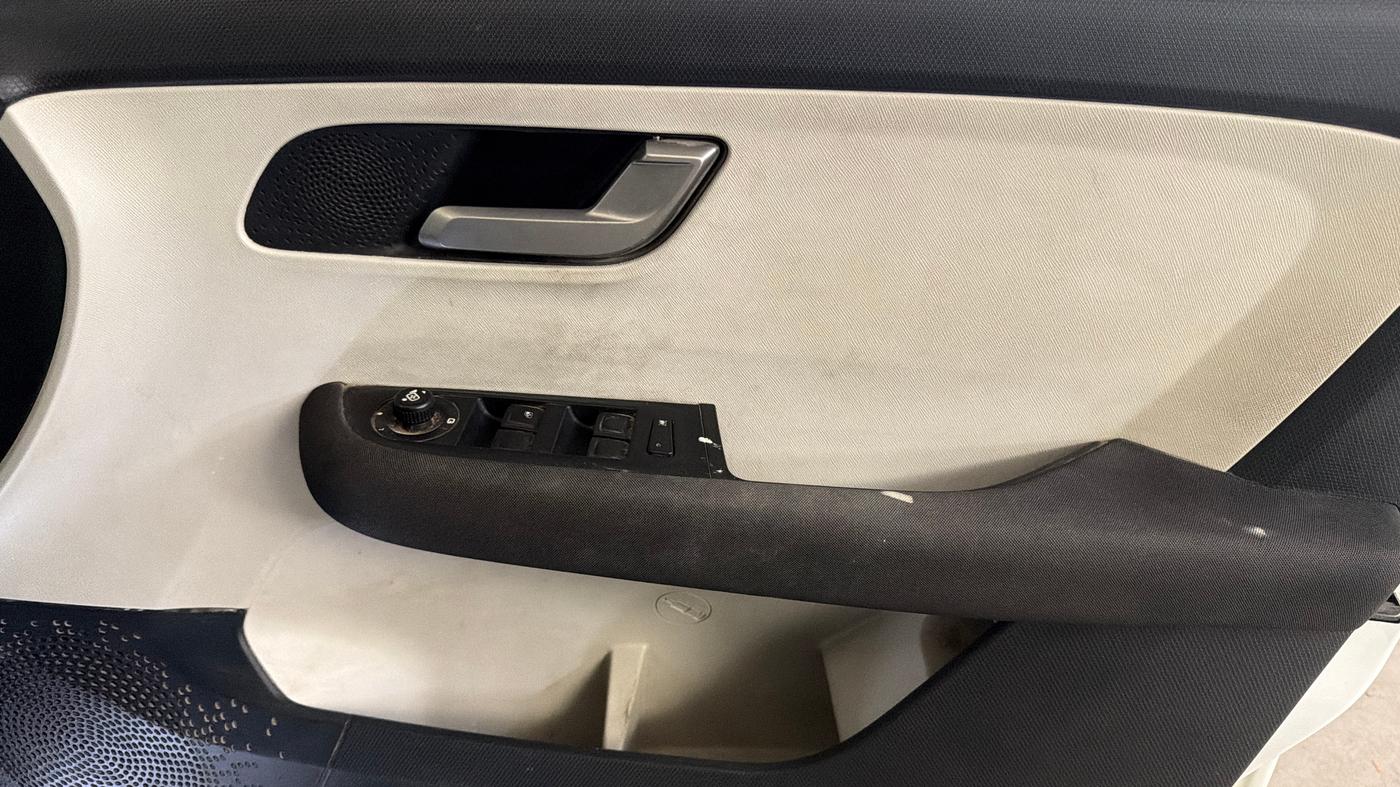 2023 Tata ALTROZ XZ PLUS SUNROOF CNG, CNG, Manual, 38,826 km, Driver Side Door Panels Control