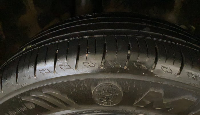 2022 Mahindra XUV700 AX 3 P MT 5 STR, Petrol, Manual, 45,328 km, Right Rear Tyre Tread