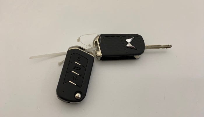 2022 Mahindra XUV700 AX 3 P MT 5 STR, Petrol, Manual, 45,328 km, Key Close Up