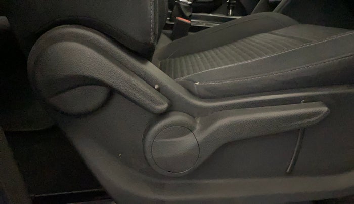 2022 Mahindra XUV700 AX 3 P MT 5 STR, Petrol, Manual, 45,328 km, Driver Side Adjustment Panel