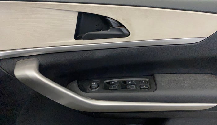 2022 Mahindra XUV700 AX 3 P MT 5 STR, Petrol, Manual, 45,328 km, Driver Side Door Panels Control