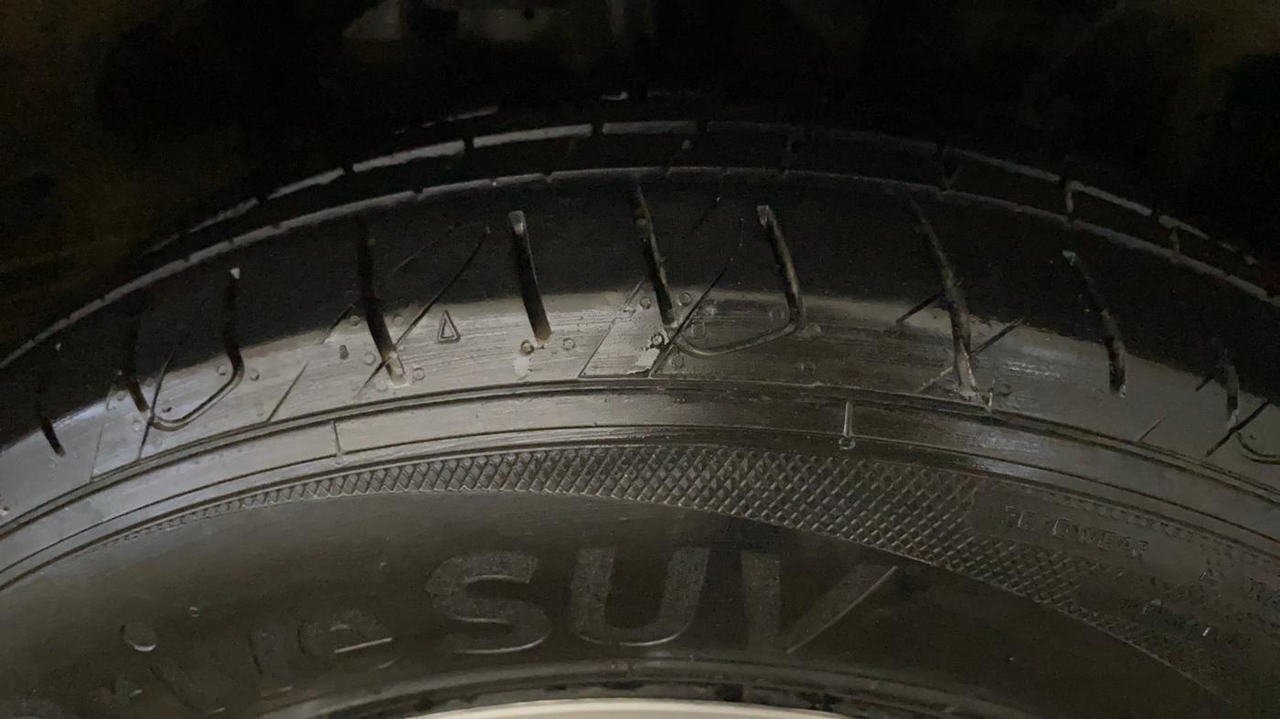 2022 Mahindra XUV700 AX 3 P MT 5 STR, Petrol, Manual, 45,328 km, Right Front Tyre Tread