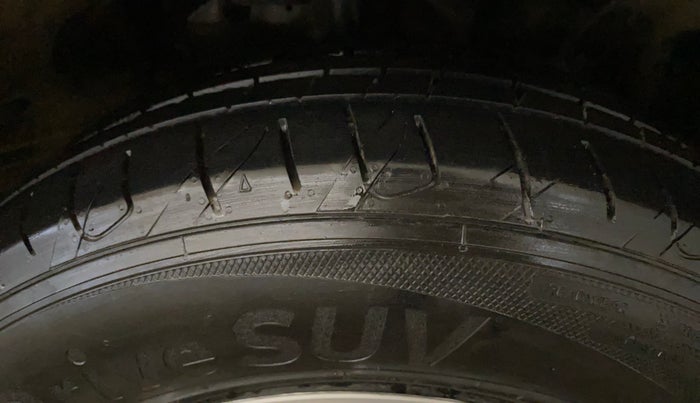 2022 Mahindra XUV700 AX 3 P MT 5 STR, Petrol, Manual, 45,328 km, Right Front Tyre Tread