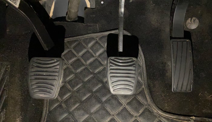 2022 Mahindra XUV700 AX 3 P MT 5 STR, Petrol, Manual, 45,328 km, Pedals