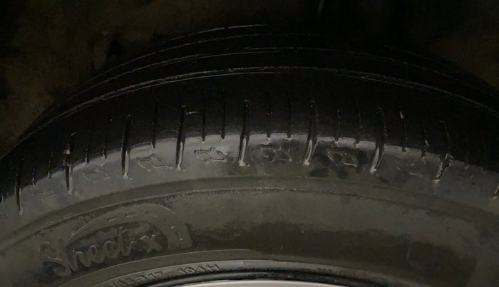 2022 Mahindra XUV700 AX 3 P MT 5 STR, Petrol, Manual, 45,328 km, Left Rear Tyre Tread