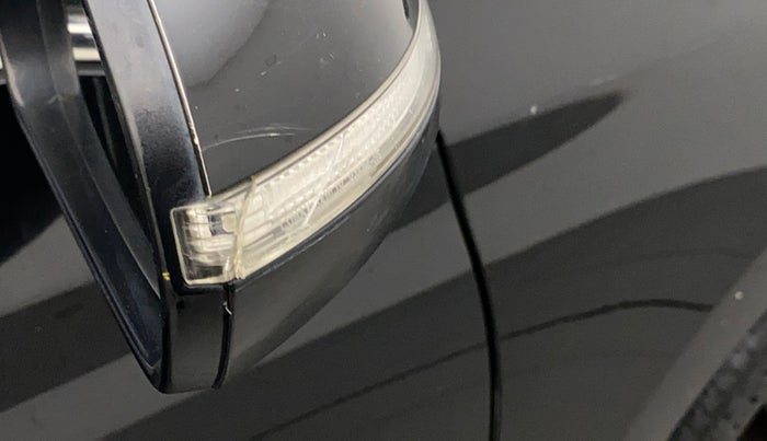 2018 Hyundai Verna 1.6 CRDI SX, Diesel, Manual, 1,02,652 km, Right rear-view mirror - Indicator light has minor damage